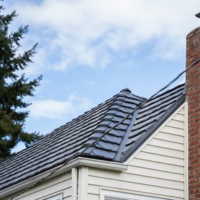<div><h4>Black Metal Roof</h4><p><b>Manufacturer:</b> Guardian Roofing, Gutters & Insulation</p><p><b>Location:</b> Washington, US</p><p><b>Style:</b> Metal Shake</p><p><b>Material:</b> Steel</p><p><b>Color:</b> Black</p><p><a href="/gallery/image-detail/1339/" class="link-arrow text-uppercase theme-color--orange" data-toggle="modal" data-target="#detailModal_gallery_image_grid_lamlejqhdgHs">View More</a></p></div>